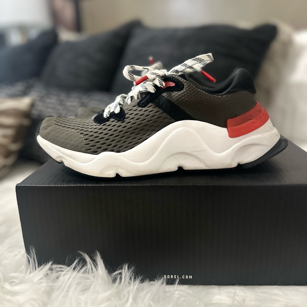 Sorel kinetic sneakers size 8.5 green and orange